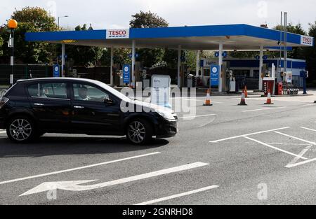 Loughborough, Leicestershire, Royaume-Uni. 27 septembre 2021. Un chauffeur se retourne dans une station-service fermée de Tesco après que le gouvernement ait exhorté les gens à continuer à acheter de l'essence normalement, malgré des problèmes d'approvisionnement qui ont fermé certaines stations. Credit Darren Staples/Alay Live News. Banque D'Images