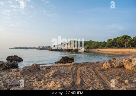 L'Escala catalogne Espagne juillet 22 2019 vue panoramique de la plage vers le port Banque D'Images