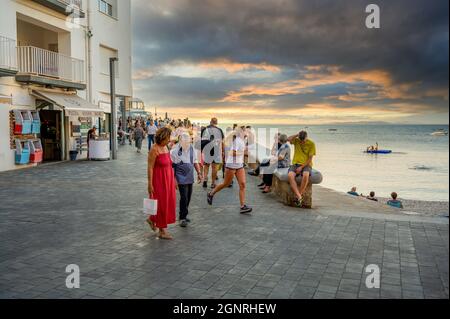 L'Escala catalogne Espagne juillet 22 2019 vie nocturne dans le port et la plage de la vieille ville Banque D'Images