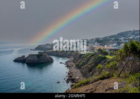 L'Escala catalogne Espagne juillet 22 2019 Cala Montgo panorama sur la plage et arc-en-ciel Banque D'Images