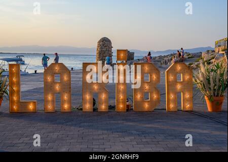 L'Escala catalogne Espagne juillet 22 2019 marché nocturne de la vieille ville et fiesta Banque D'Images