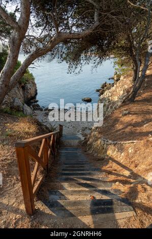 L'Escala catalogne Espagne juillet 22 2019 vieux marches en bois menant à une petite alcôve sur la plage Banque D'Images