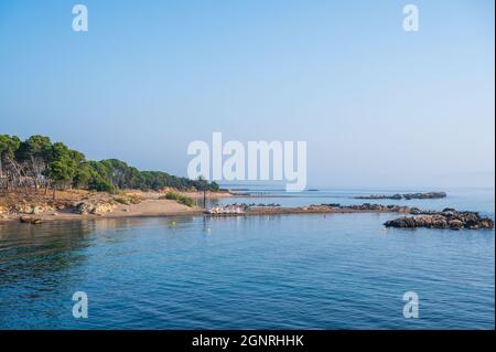 L'Escala catalogne Espagne juillet 22 2019 panorama sur la mer et formations rocheuses sur la côte Banque D'Images