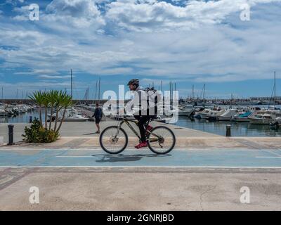 Altea, Costa Blanca Espagne avril 8 2018 cycliste se déplaçant le long d'une piste cyclable dédiée le long du port Banque D'Images