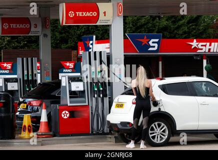 Loughborough, Leicestershire, Royaume-Uni. 27 septembre 2021. Un chauffeur fait le plein dans une station-service Texaco avec des panneaux indiquant une dépense maximale de £40 après que le gouvernement a exhorté les gens à continuer à acheter de l'essence normalement, malgré des problèmes d'approvisionnement qui ont fermé certaines stations. Credit Darren Staples/Alay Live News. Banque D'Images