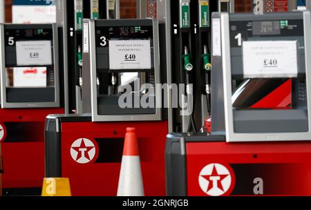 Loughborough, Leicestershire, Royaume-Uni. 27 septembre 2021. Les pompes à carburant affichent une dépense maximale de 40 £ dans une station-service Texaco après que le gouvernement ait exhorté les gens à continuer à acheter de l'essence normalement, malgré des problèmes d'approvisionnement qui ont fermé certaines stations. Credit Darren Staples/Alay Live News. Banque D'Images