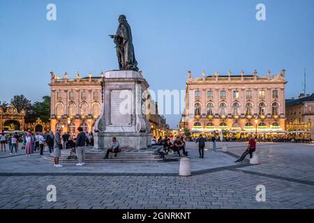 Statue Stanislas I. Leszcynski vor Grand Hotel und Opernhaus am place Stanislas, UNESCO Weltkulturerbe, Nancy, Lothringen, Frankreich, Europe Banque D'Images