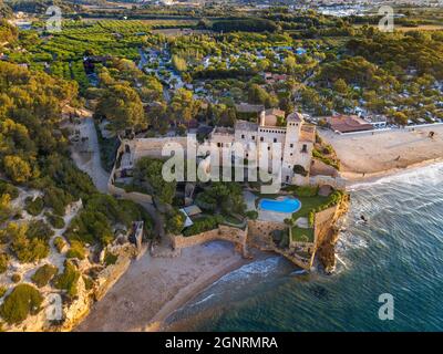 Vue aérienne du château de Tamarit à côté de la plage d'Altafulla, Tarragones Tarragon Costa Daurada, Catalogne, Espagne. Le château de Tamarit, de roman sty Banque D'Images