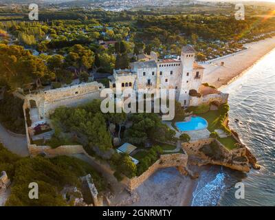 Vue aérienne du château de Tamarit à côté de la plage d'Altafulla, Tarragones Tarragon Costa Daurada, Catalogne, Espagne. Le château de Tamarit, de roman sty Banque D'Images