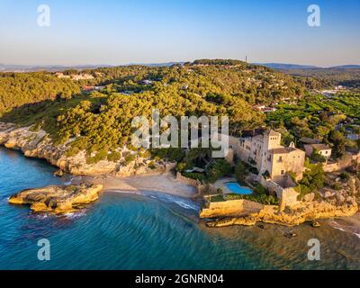 Vue aérienne du château de Tamarit à côté de la plage d'Altafulla, Tarragones Tarragon Costa Daurada, Catalogne, Espagne. Le château de Tamarit, de roman sty Banque D'Images