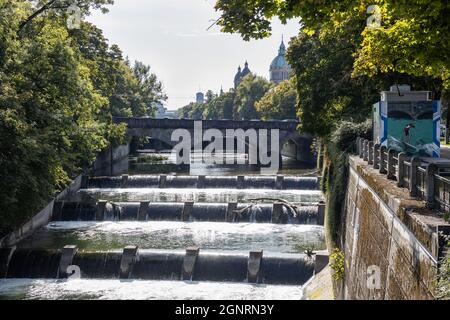 Le pont Luitpoldbrücke, Munich au-dessus de la rivière Isar et l'église Mariannenkirche en arrière-plan. Début de l'automne. Soleil sur pied avec rétroéclairage Banque D'Images