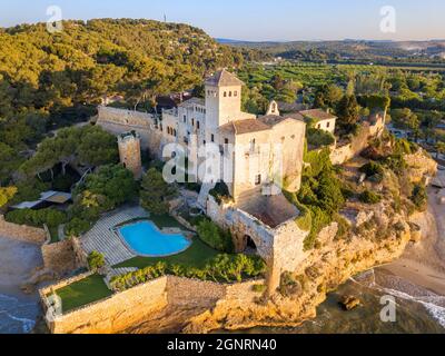 Vue aérienne du château de Tamarit à côté de la plage d'Altafulla, Tarragones Tarragon Costa Daurada, Catalogne, Espagne. Le château de Tamarit, de roman sty Banque D'Images