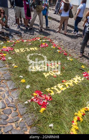 ANTIGUA, GUATEMALA - 27 MARS 2016 : les participants à la procession le dimanche de Pâques marchent le long du tapis créé dans la ville d'Antigua Guatemala. Banque D'Images