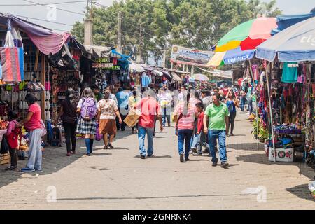 ANTIGUA, GUATEMALA - 28 MARS 2016: Les gens marchent dans le marché de la ville d'Antigua Guatemala. Banque D'Images