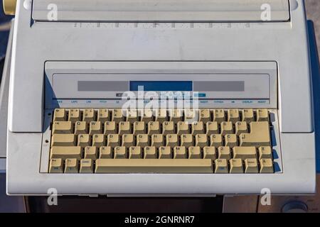 Clavier de machine à écrire électronique avec équipement de bureau avec écran Banque D'Images