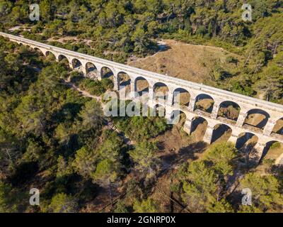 Vue aérienne de l'aqueduc du pont romain antique Pont del Diable ou du pont du Diable à Tarragone, Espagne. L'aqueduc des Ferreres, également kno Banque D'Images