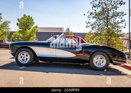 Reno, NV - le 4 août 2021 : Corvette cabriolet 1957 de Chevrolet à un salon de l'auto local. Banque D'Images