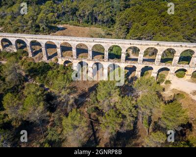 Vue aérienne de l'aqueduc du pont romain antique Pont del Diable ou du pont du Diable à Tarragone, Espagne. L'aqueduc des Ferreres, également kno Banque D'Images