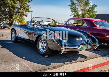 Reno, NV - le 4 août 2021 : Corvette cabriolet 1957 de Chevrolet à un salon de l'auto local. Banque D'Images