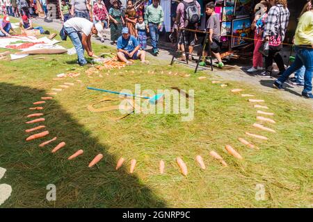 PANAJACHEL, GUATEMALA - 25 MARS 2016 : les gens décorent les tapis de Pâques dans le village de Panajachel, Guatemala Banque D'Images