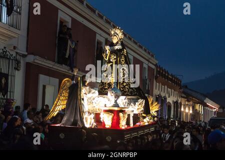 ANTIGUA, GUATEMALA - 25 MARS 2016 : participants à la procession du Vendredi Saint à Antigua Guatemala. Banque D'Images