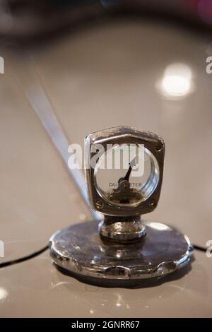 Jauge de température montée sur le capot d'une voiture vintage sur un radiateur, Brooklands Museum, Weybridge, Surrey, Angleterre Banque D'Images