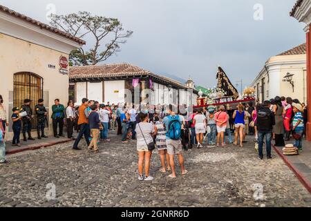 ANTIGUA, GUATEMALA - 26 MARS 2016 : les foules regardent la procession le samedi Saint le samedi noir à Antigua Guatemala, Guatemala. Banque D'Images