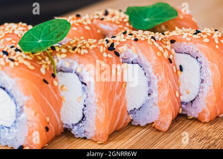 Divers types de sushis sont servis sur un bureau en bois Banque D'Images