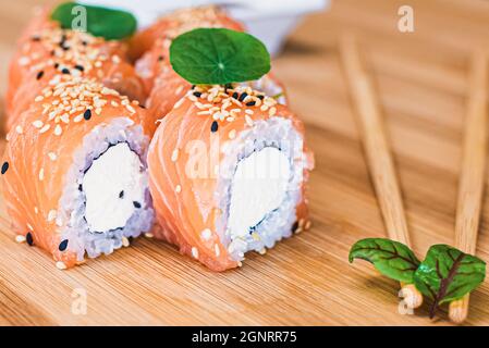 Divers types de sushis sont servis sur un bureau en bois Banque D'Images