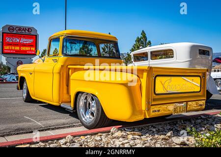 Reno, NV - le 4 août 2021 : pick-up de la Force opérationnelle de Chevrolet 1956 à un salon de voiture local. Banque D'Images
