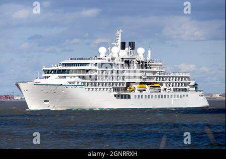 27/09/2021 Gravesend UK expédition luxueuse navire de croisière Crystal Endeavour lancé en juillet 2021 croisière sur la Tamise sur son chemin vers la capitale cet arrière Banque D'Images