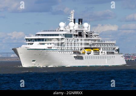 27/09/2021 Gravesend UK expédition luxueuse navire de croisière Crystal Endeavour lancé en juillet 2021 croisière sur la Tamise sur son chemin vers la capitale cet arrière Banque D'Images