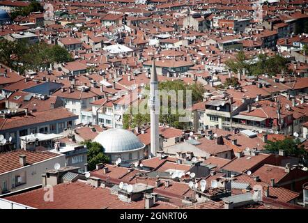 BURSA, TURQUIE. 15 AOÛT 2021. Vue panoramique sur les toits des bâtiments et des maisons. Mosquées et tours. Banque D'Images