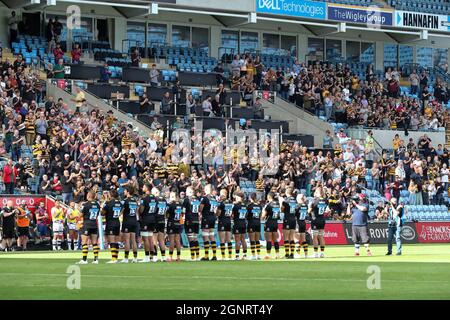 25.09.2021 Coventry, Angleterre. Les deux équipes observent un silence de quelques minutes en l'honneur d'un ancien capitaine avant le match de la première ronde 2 entre Wasps rfc et Bristol Bears rfc. © Phil Hutchinson/Alamy Live News Banque D'Images