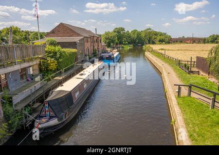 Des bateaux étroits sur la rivière montent en flèche à Mountsorrel Leicestershire Banque D'Images