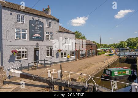 Écluses et pub au bord de la rivière montent en flèche à Mountsorrel Leicestershire Banque D'Images