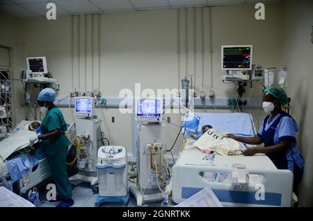 Kampala, Ouganda. 21 septembre 2021. Les patients reçoivent un traitement dans l'unité de soins intensifs de l'Institut de cardiologie de l'Ouganda (UHI) Mulago à Kampala, en Ouganda, le 21 septembre 2021. POUR ALLER AVEC 'Roundup: COVID-19 encourage l'utilisation de la santé numérique pour accéder aux soins cardiovasculaires en Ouganda' Credit: Nicholas Kajoba/Xinhua/Alay Live News Banque D'Images