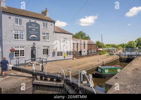 Écluses et pub au bord de la rivière montent en flèche à Mountsorrel Leicestershire Banque D'Images