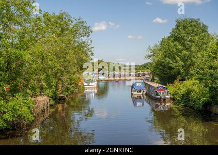 Des bateaux étroits sur la rivière montent en flèche à Mountsorrel Leicestershire Banque D'Images