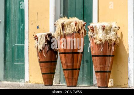 Des tambours ethniques et décorés aussi appelés atabaques dans les rues de Pelourinho, le centre historique de la ville de Salvador à Bahia Banque D'Images