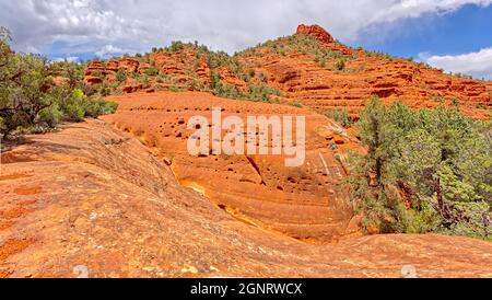 Une formation de grès de forme étrange sur le côté est de Twin Buttes à Sedona AZ. Il est le long de la piste du ciel de Hog. Banque D'Images