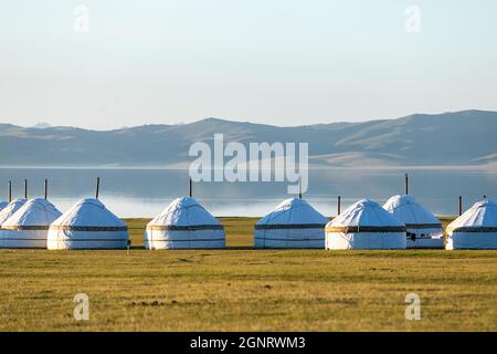 Yourtes nomades traditionnels d'Asie centrale sur la rive du lac Banque D'Images