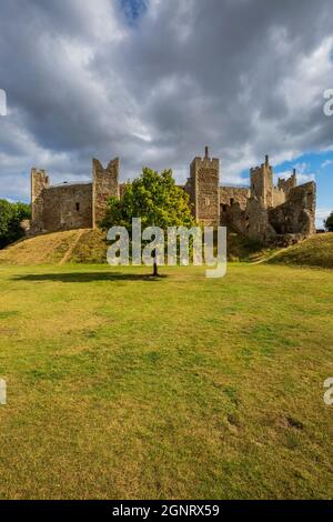 Les murs et les tours du château de Framingham, Framingham, Suffolk, Angleterre Banque D'Images