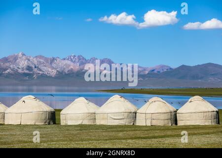 Yourtes kirghizes sur la rive du lac de montagne Banque D'Images