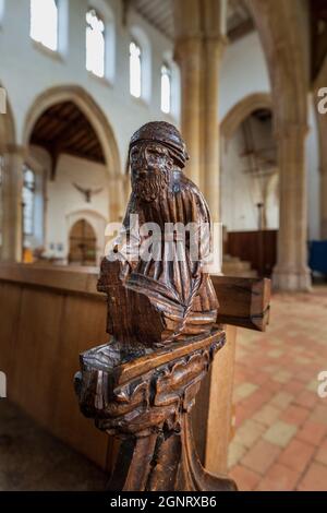 Une tête de coquelicot sculptée représentant l'un des « péchés mortels de mort » à l'église Sainte-Trinty, Blythburgh, Suffolk, Angleterre Banque D'Images