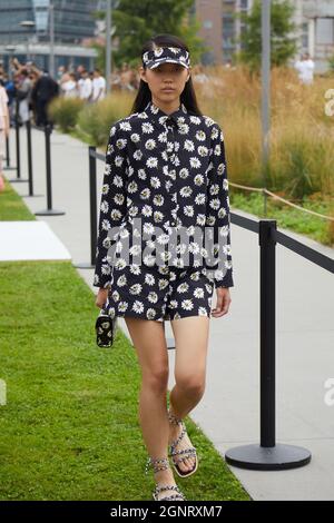 MILAN, ITALIE - 25 SEPTEMBRE 2021 : salon de la mode MSGM, modèle sur la passerelle pendant la semaine de la mode de Milan Banque D'Images