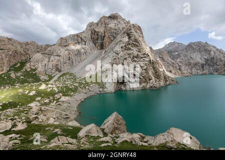 haute altitude lac de montagne rives rocheuses Banque D'Images