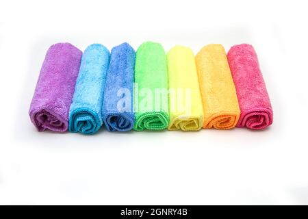 La rangée des différents chiffons en microfibre colorés commandés sur fond blanc. Banque D'Images