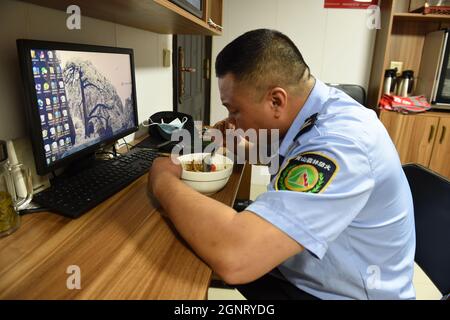 (210927) -- HEFEI, 27 septembre 2021 (Xinhua) -- Hu Xiaochun déjeuner dans la région pittoresque de la montagne Huangshan, dans la province d'Anhui, en Chine orientale, le 26 septembre 2021. La montagne Huangshan, l'un des endroits les plus célèbres de Chine, est un site classé au patrimoine mondial de l'UNESCO dans la province d'Anhui en Chine orientale et un géoparc mondial. Salutation Pine est un monument célèbre dans la montagne Huangshan. L'arbre, qui grandit des rochers avec une longue branche s'étendant sur l'embouchure d'une grotte, a obtenu le nom principalement parce qu'il semble accueillir n'importe qui qui arrive sur la scène. On croit qu'il a entre 800 et 1,000 ans. À Banque D'Images