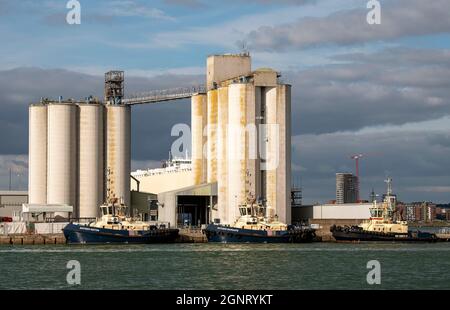 Southampton docks, Angleterre, Royaume-Uni. 2021. Silos à grains et remorqueurs océaniques dans le port de Southampton, Royaume-Uni. Banque D'Images